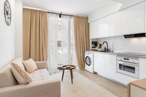 een woonkamer met een bank en een keuken bij Light Brisa Apartment in Fuengirola