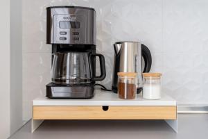 een koffiezetapparaat op een plank met een koffiezetapparaat bij Light Brisa Apartment in Fuengirola