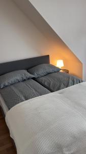 un lit avec deux oreillers dessus dans une chambre dans l'établissement Hyggehuset, à Bergen