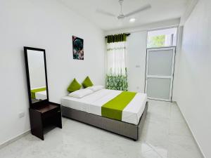 Postel nebo postele na pokoji v ubytování Pearl Residencies Matara
