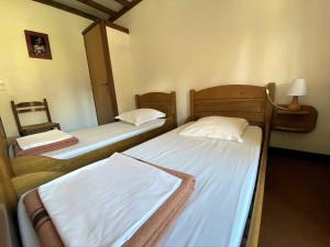 due letti singoli in una stanza con tre tistrintistrintistrintistrintistrintisbestosbestosbesto di Maison des Cévennes - Refuge ad Arphy Altre 8 foto