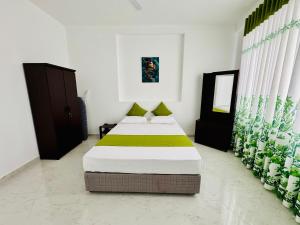 Postel nebo postele na pokoji v ubytování Pearl Residencies Matara