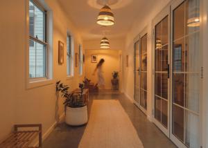 Gambar di galeri bagi Bailan Byron Serene Luxury Villa di Ewingsdale +19 gambar