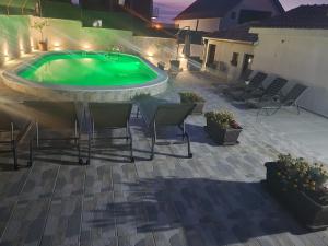 Bazén v ubytování Apartman Bukulja nebo v jeho okolí
