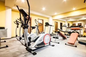 
Fitness centrum a/nebo fitness zařízení v ubytování Hotel Comfort with free Wellness and Fitness Centrum
