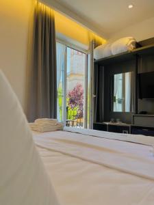 Postel nebo postele na pokoji v ubytování Oborri Shkodran Boutique Hotel