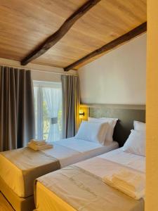 Postel nebo postele na pokoji v ubytování Oborri Shkodran Boutique Hotel