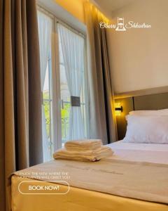 Postel nebo postele na pokoji v ubytování Oborri Shkodran Boutique Hotel