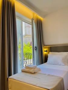 Postel nebo postele na pokoji v ubytování Oborri Shkodran Boutique Hotel