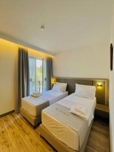 Postel nebo postele na pokoji v ubytování Oborri Shkodran Boutique Hotel