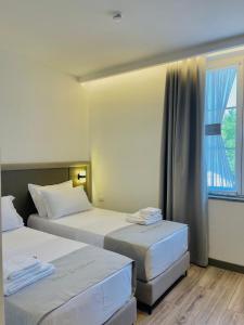 Postel nebo postele na pokoji v ubytování Oborri Shkodran Boutique Hotel