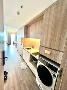 una cocina con microondas y fregadero. en Alacater hạ long bay, en Ha Long