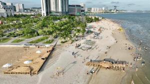 Una vista aérea de una playa con gente en ella. en Alacater hạ long bay, en Ha Long
