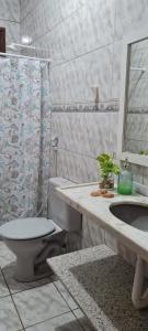 Casa do Bougainvillea Mundaú-Trairi-Ce في مونداو: حمام مع مرحاض ومغسلة ودش