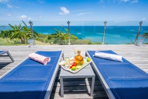 einen Tisch mit einem Obstteller auf dem Meer in der Unterkunft Villa d'Happy Bay - Panoramic View of Caribbean and sunsets in Friar's Bay