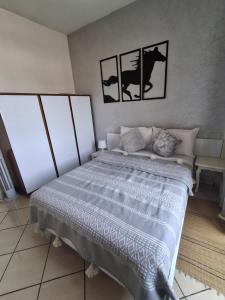 Postel nebo postele na pokoji v ubytování Entire Apartment