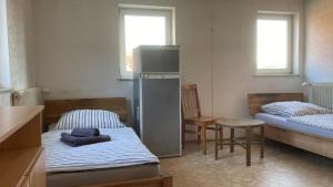 a room with two beds and a table and chairs at Budget # MONTEURHAUS # Sugenheim in Sugenheim