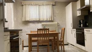 a kitchen with a wooden table and chairs in it at Budget # MONTEURHAUS # Sugenheim in Sugenheim