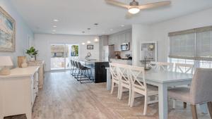 una cucina e una sala da pranzo con tavolo e sedie di Pet-Friendly Pool Bayside Coastal Cottage a Town Bank