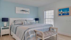 una camera con un letto, una sedia e una finestra di Pet-Friendly Pool Bayside Coastal Cottage a Town Bank Altre 32 foto