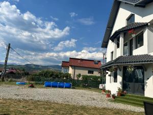 una casa bianca con un vialetto di ghiaia di A&D House a Novaci-Străini