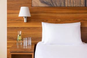 Ein Bett oder Betten in einem Zimmer der Unterkunft NH Zandvoort Hotel