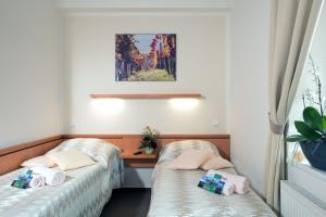 Habitación con 2 camas y escritorio. en Wine Pension Prague en Praga