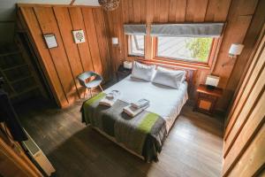 nad głową sypialni z łóżkiem i oknem w obiekcie Alto Melimoyu Hotel & Patagonia w mieście La Junta