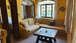 una sala de estar con un sofá y una mesa en Botanical Studios Sayulita, en Sayulita
