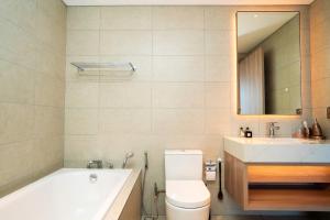 une salle de bain avec une baignoire, des toilettes et un lavabo dans l'établissement Alacater hạ long bay, à Hạ Long