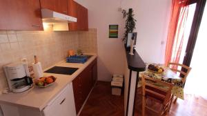Kuchyň nebo kuchyňský kout v ubytování Apartments in Malinska - Insel Krk 12922 + 10 fotografií