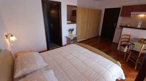 Postel nebo postele na pokoji v ubytování Apartments in Malinska - Insel Krk 12922