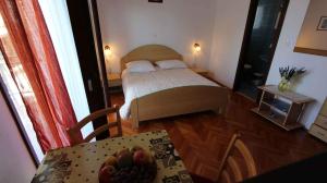Postel nebo postele na pokoji v ubytování Apartments in Malinska - Insel Krk 12922