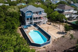 Swimmingpoolen hos eller tæt på Salty Breeze - Walk to Beach - Pool - Hot Tub - EV