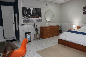 a bedroom with a bed and a desk and a mirror at Suite 608 Ciudad Jardín San Miguel in San Miguel