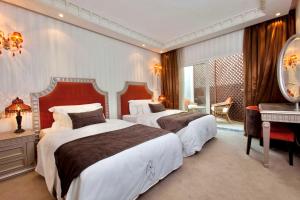 Un ou plusieurs lits dans un hébergement de l'établissement Art Palace Suites & Spa