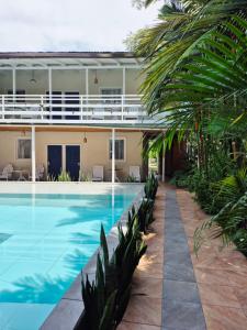 una piscina davanti a una casa di Lizard King Hotel & Suites a Puerto Viejo