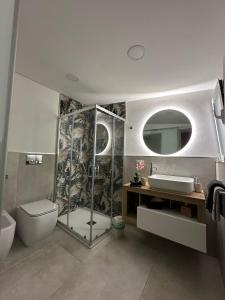 Un baño con ducha, inodoro y lavabo. en LA MEDUSA, en Siracusa