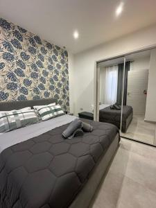 Un dormitorio con una cama grande y un espejo. en LA MEDUSA, en Siracusa