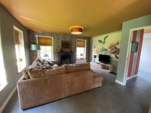 TV a/nebo společenská místnost v ubytování Villa in Netherlands with Hot Tub & Garden