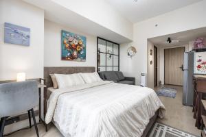 Katil atau katil-katil dalam bilik di MY Modest Condo with Balcony - BE Residences near IT Park Cebu