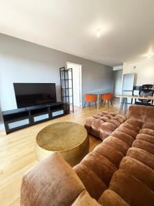 un salon avec un canapé et une table dans l'établissement Charme Parisien neuf et cosy, à Paris 25 autres photos