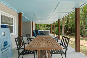 Φωτογραφία από το άλμπουμ του Lake Days by AvantStay Hot Tub Firepit Game Room Private Dock Access σε Sherrills Ford
