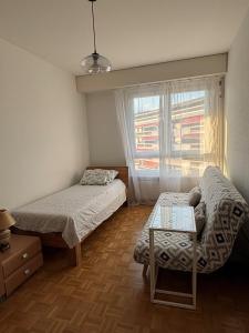 日内瓦Cozy Room with view of Mt Jura的一间卧室，有两张床、一张桌子和一扇窗户