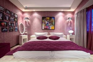 Un ou plusieurs lits dans un hébergement de l'établissement Art Palace Suites & Spa