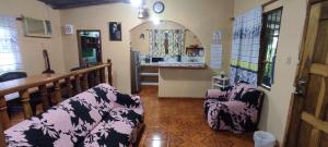 圣克里斯托瓦尔Quinta Cypress - Jardín, Wi-Fi- & BBQ - Eventos y Fiestas Privadas的客厅里有一张沙发和一张桌子。 更多38张照片