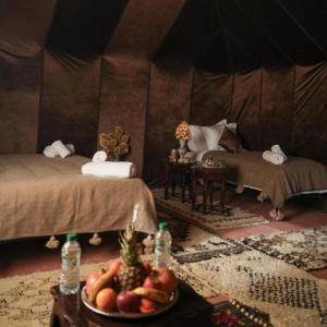 Postel nebo postele na pokoji v ubytování Merzouga Spectacular Luxury Camp