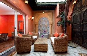 - un salon avec des chaises en osier et une table dans l'établissement Art Palace Suites & Spa, à Casablanca