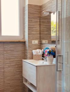 a bathroom with a sink and a mirror at BERNOCCHI ROMA APARTMENT, difronte metropolitana in Acilia +28 photos
