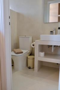 Ένα μπάνιο στο Cycladic Charm